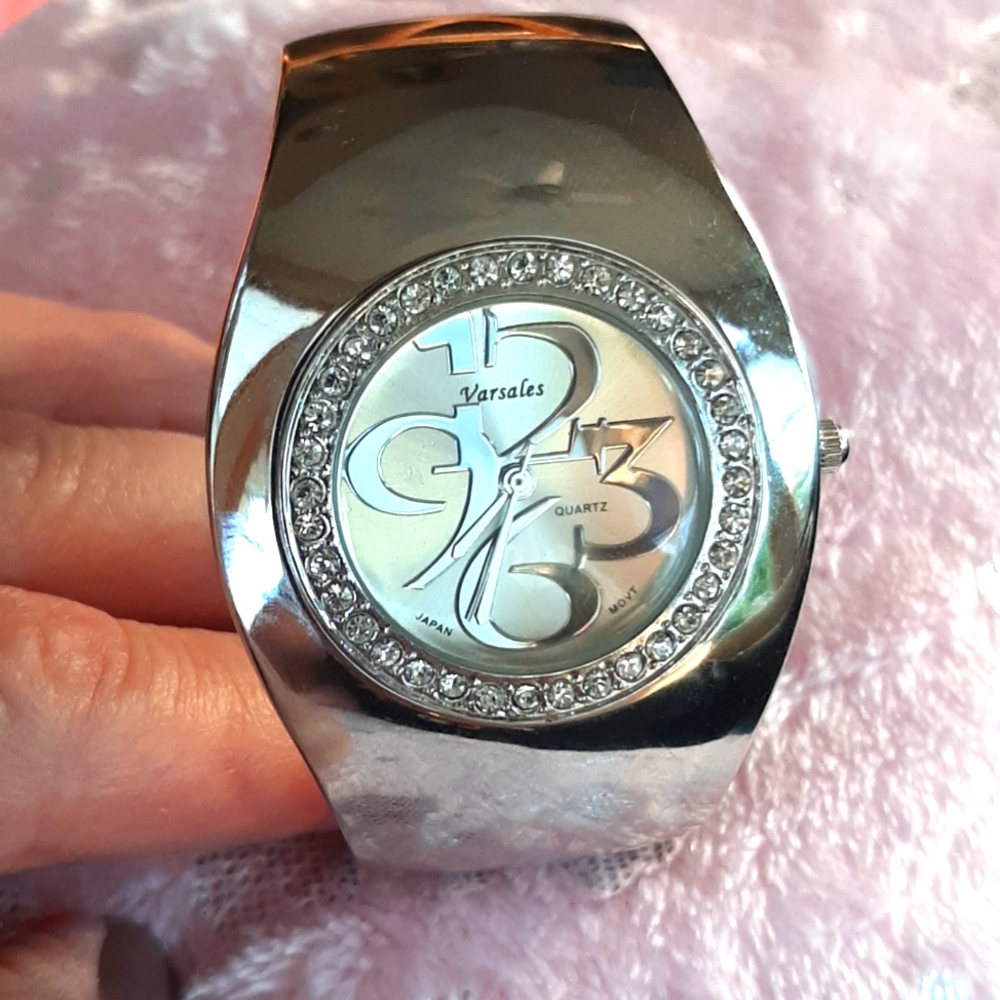 VARSALES QUARTZ WATCH
